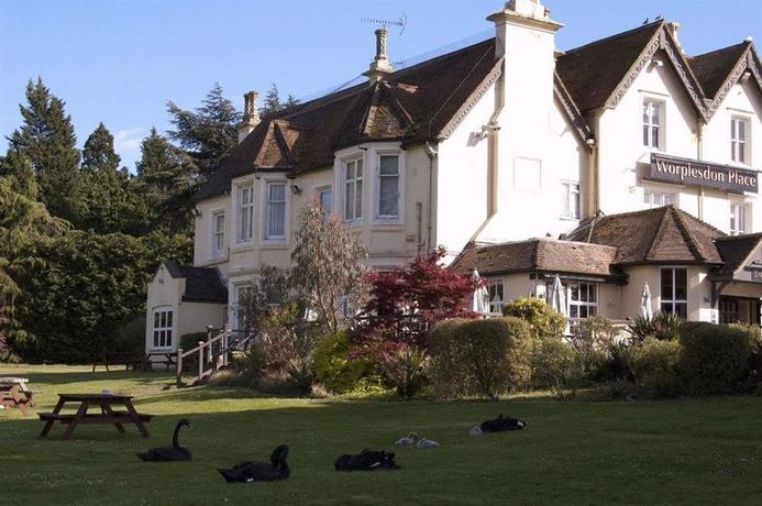 Imagen de los exteriores del Hotel Worplesdon Place. Foto 11