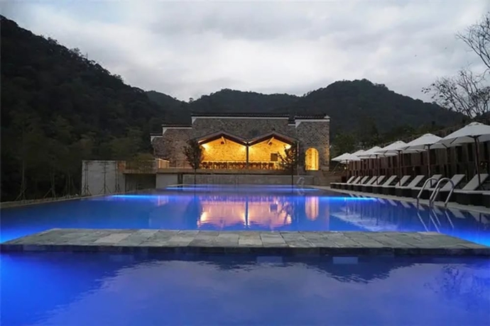 Imagen de la piscina del Hotel Wuyishan Demaotang Resort. Foto 18