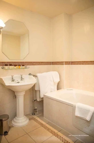 Imagen de la habitación del Hotel Wyck Hill House and Spa. Foto 16