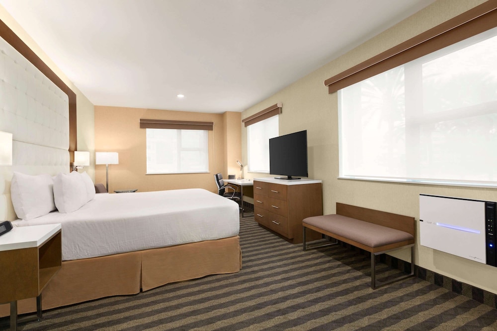 Imagen de la habitación del Hotel Wyndham Anaheim. Foto 11