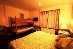 Imagen del bar/restaurante del Hotel Wyndham Arms Hotel. Foto 3