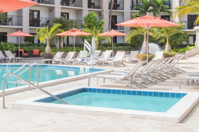 Imagen de la piscina del Hotel Wyndham Boca Raton. Foto 15