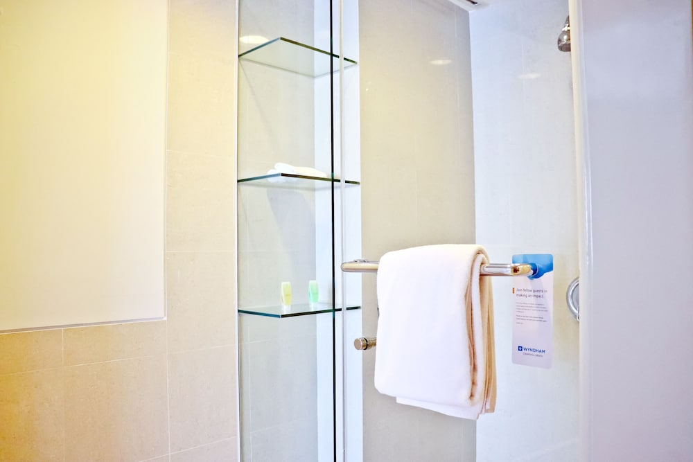 Imagen de la habitación del Hotel Wyndham Casablanca Jakarta. Foto 12