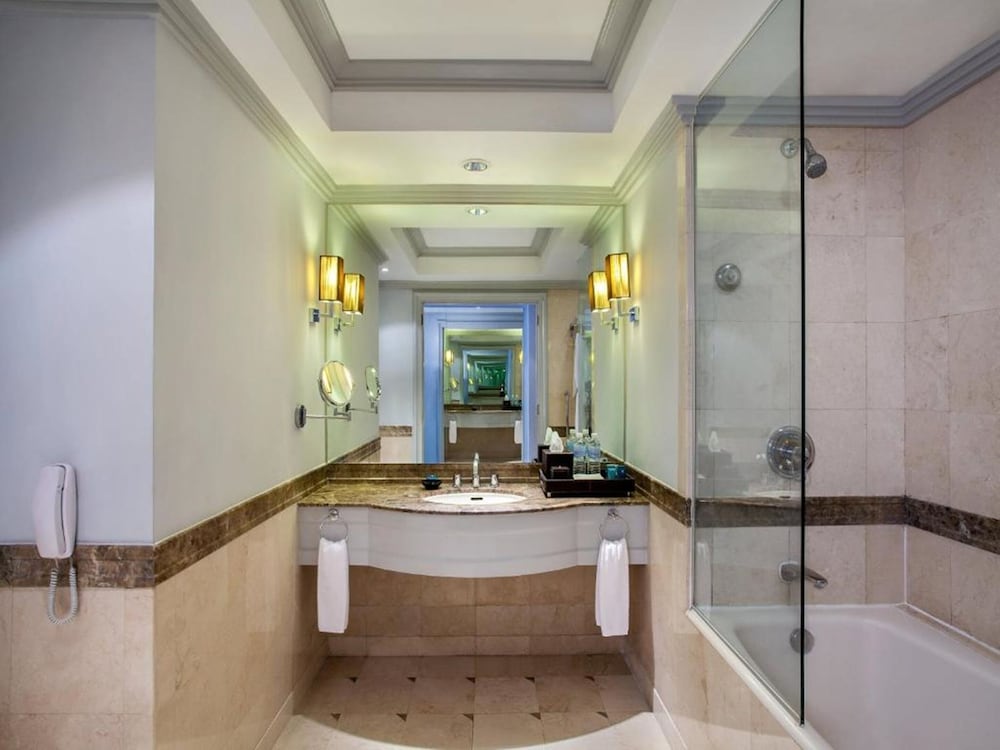 Imagen de la habitación del Hotel Wyndham Casablanca Jakarta. Foto 17