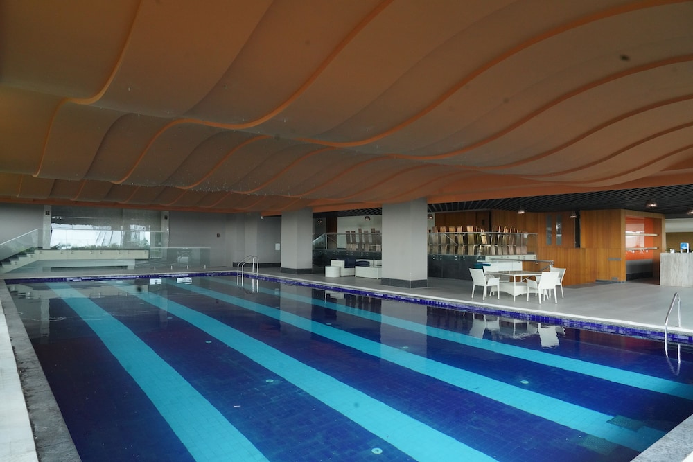 Imagen de la piscina del Hotel Wyndham Chandigarh Mohali. Foto 20