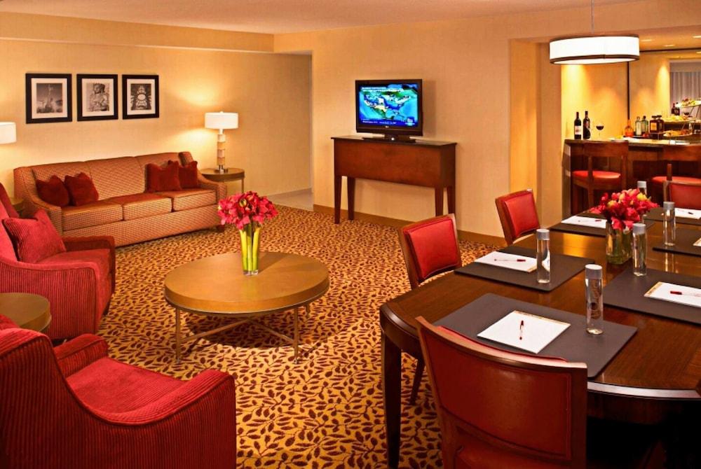 Imagen de la habitación del Hotel Wyndham Cleveland Airport. Foto 3