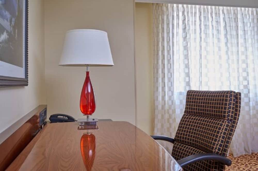 Imagen de la habitación del Hotel Wyndham Cleveland Airport. Foto 6
