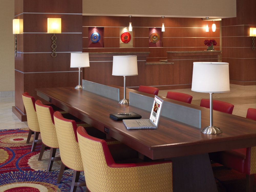 Imagen de los interiores del Hotel Wyndham Cleveland Airport. Foto 13