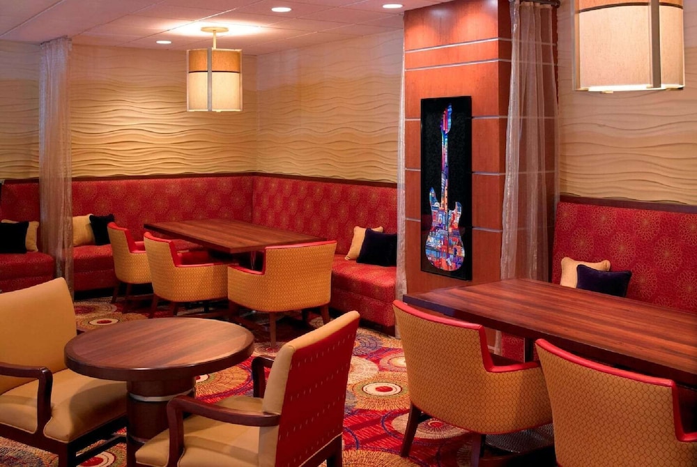 Imagen de los interiores del Hotel Wyndham Cleveland Airport. Foto 14