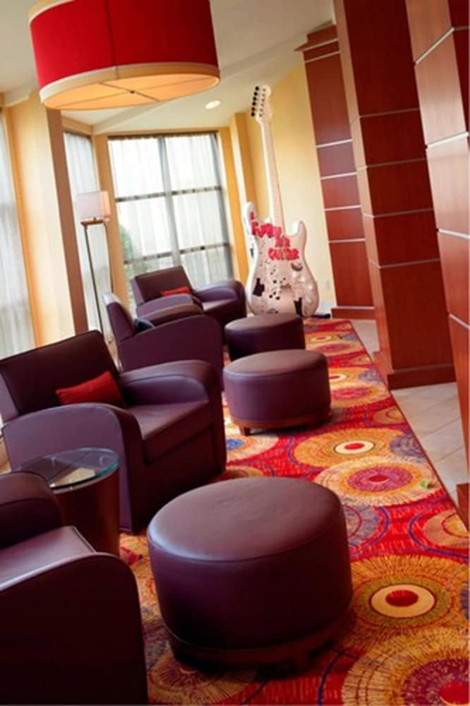 Imagen de los interiores del Hotel Wyndham Cleveland Airport. Foto 17