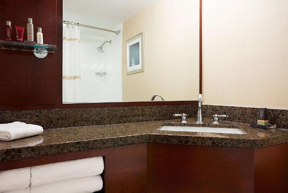 Imagen de la habitación del Hotel Wyndham Cleveland Airport. Foto 12