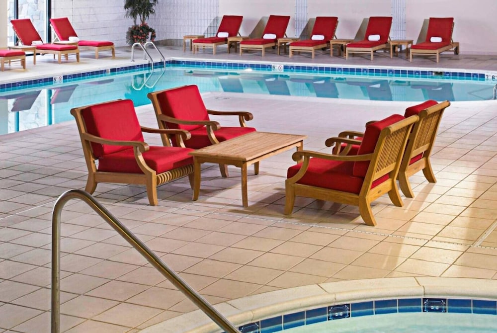 Imagen de la piscina del Hotel Wyndham Cleveland Airport. Foto 20