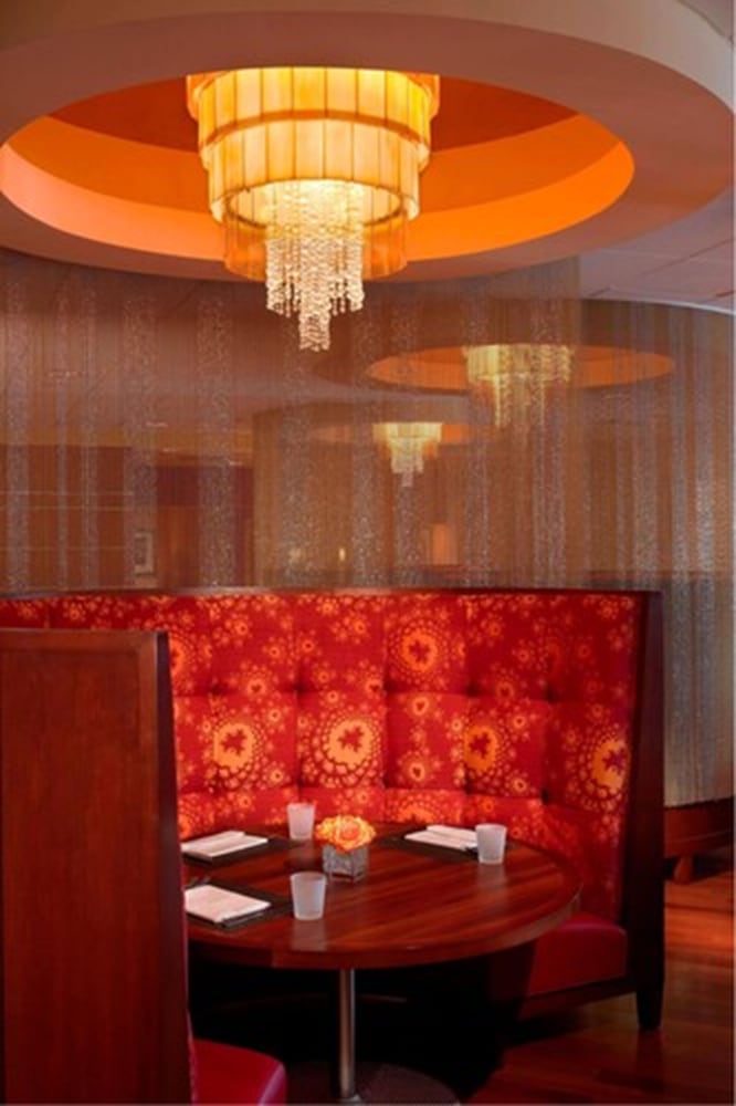 Imagen del bar/restaurante del Hotel Wyndham Cleveland Airport. Foto 2