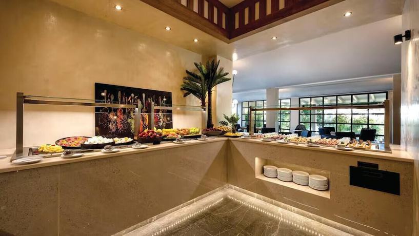 Imagen del bar/restaurante del Hotel Wyndham Corfu Acharavi. Foto 2