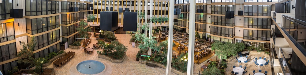 Imagen de los interiores del Hotel Wyndham Edmonton and Conference Centre. Foto 16