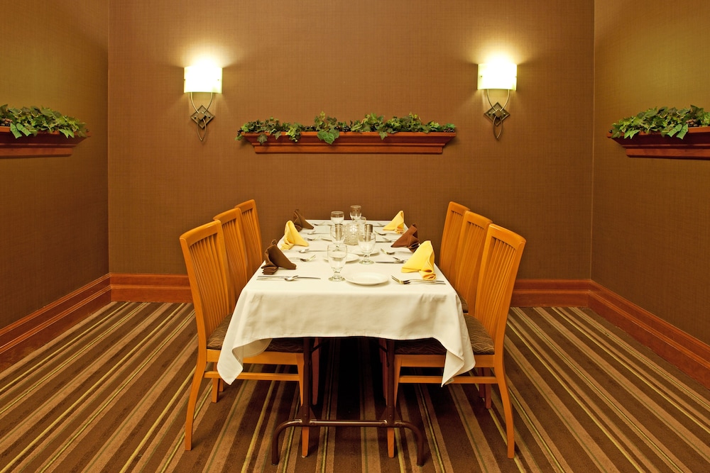 Imagen del bar/restaurante del Hotel Wyndham Flint MI Grand Blanc Bishop Airport Conference Ct. Foto 4