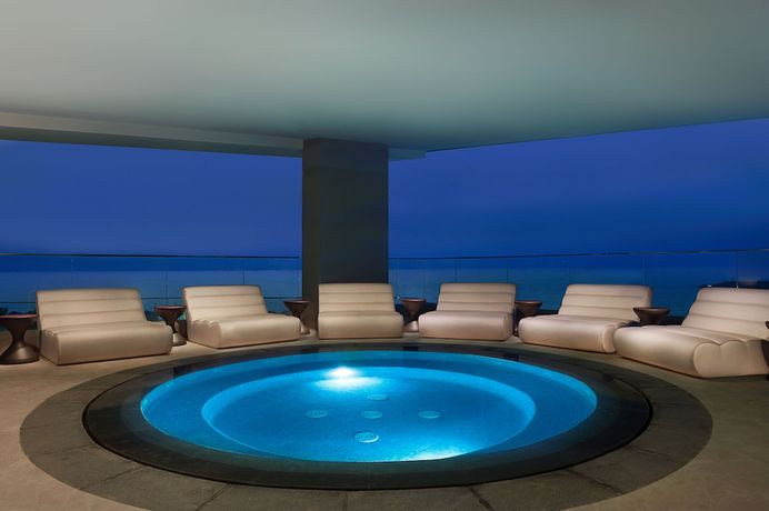 Imagen de la piscina del Hotel Wyndham Garden Ajman Corniche. Foto 18