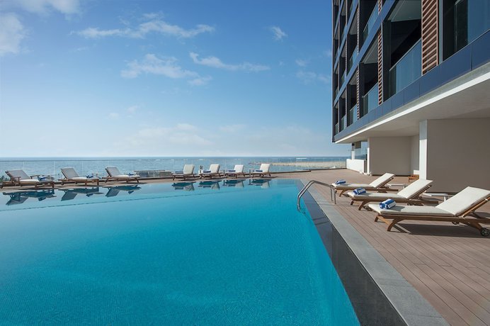 Imagen de la piscina del Hotel Wyndham Garden Ajman Corniche. Foto 19