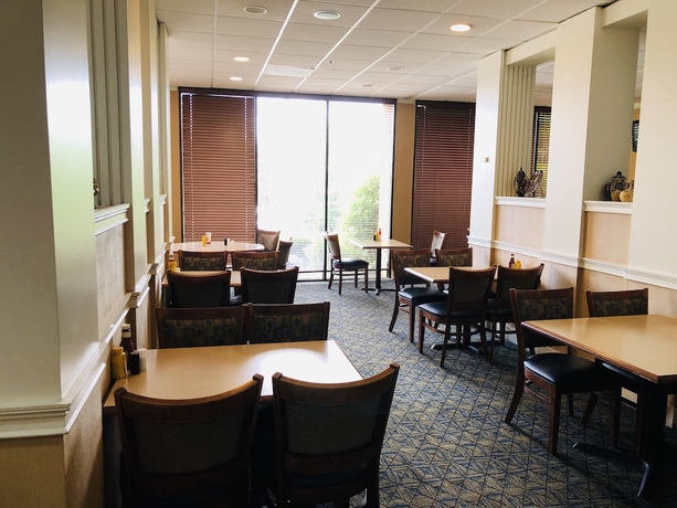 Imagen del bar/restaurante del Hotel Wyndham Garden Atlanta Airport. Foto 3