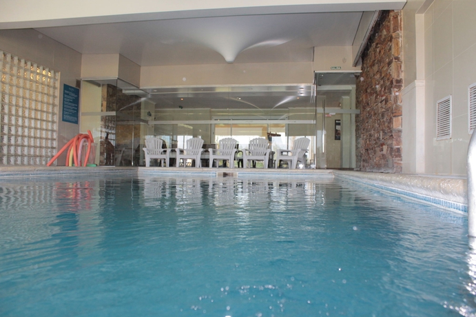 Imagen de la piscina del Hotel Wyndham Garden Campana. Foto 15