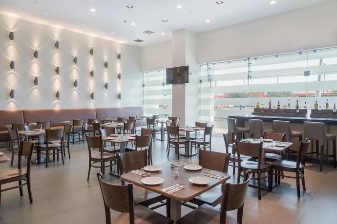 Imagen del bar/restaurante del Hotel Wyndham Garden Celaya. Foto 5