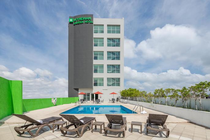 Imagen de la piscina del Hotel Wyndham Garden Celaya. Foto 24