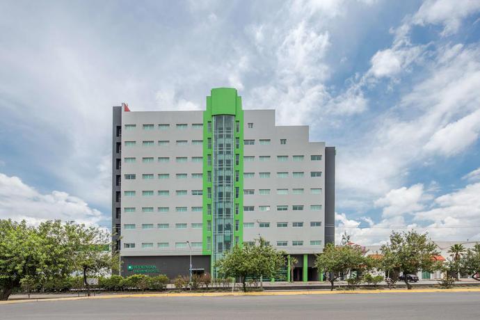 Imagen de los exteriores del Hotel Wyndham Garden Celaya. Foto 18
