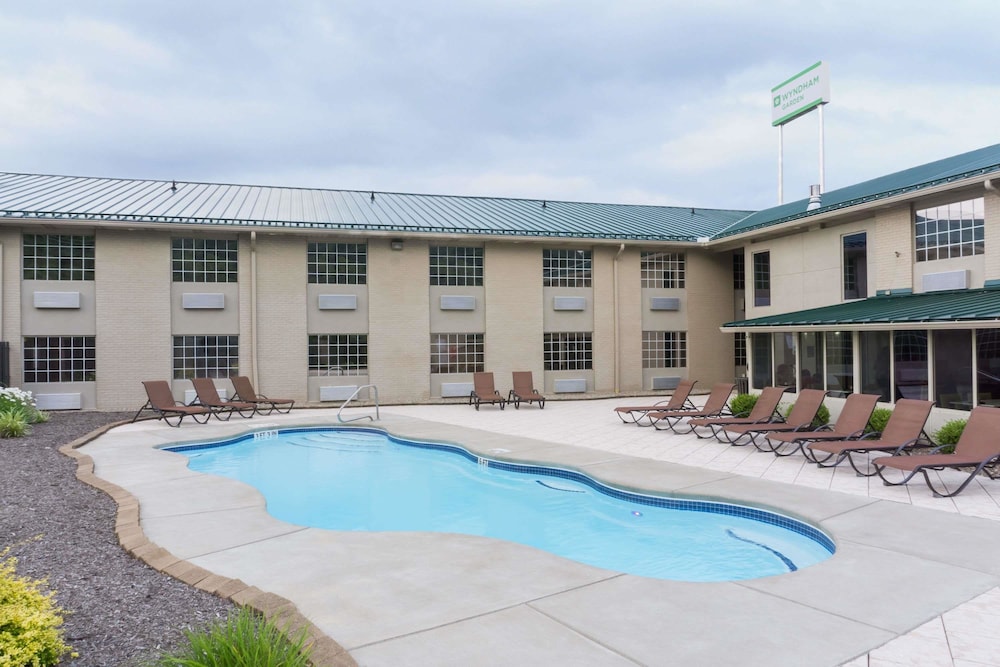 Imagen de la piscina del Hotel Wyndham Garden Cross Lanes Charleston. Foto 18