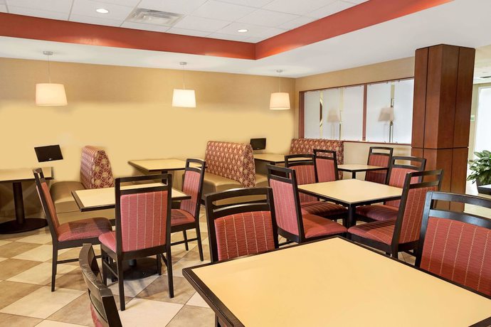 Imagen del bar/restaurante del Hotel Wyndham Garden Duluth. Foto 3