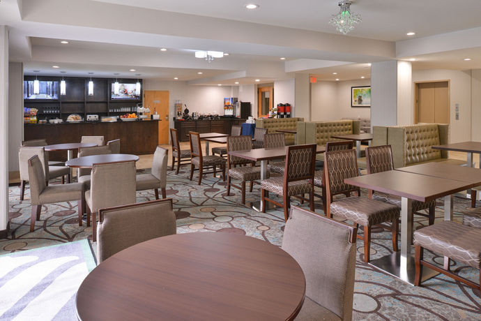 Imagen de la piscina del Hotel Wyndham Garden Greenville Airport. Foto 15