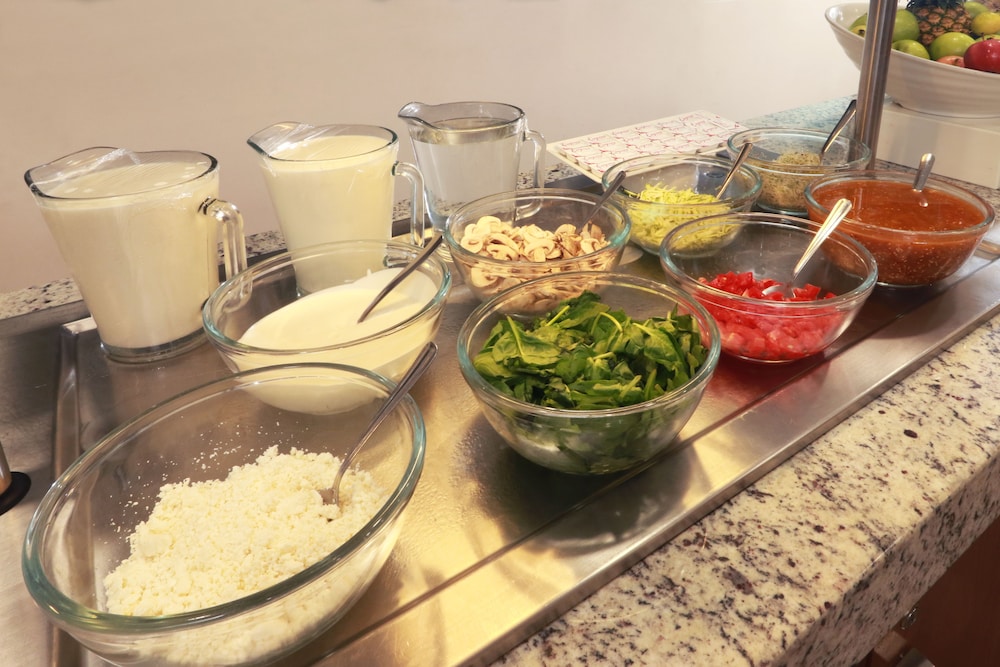 Imagen del bar/restaurante del Hotel Wyndham Garden Guadalajara Acueducto. Foto 4