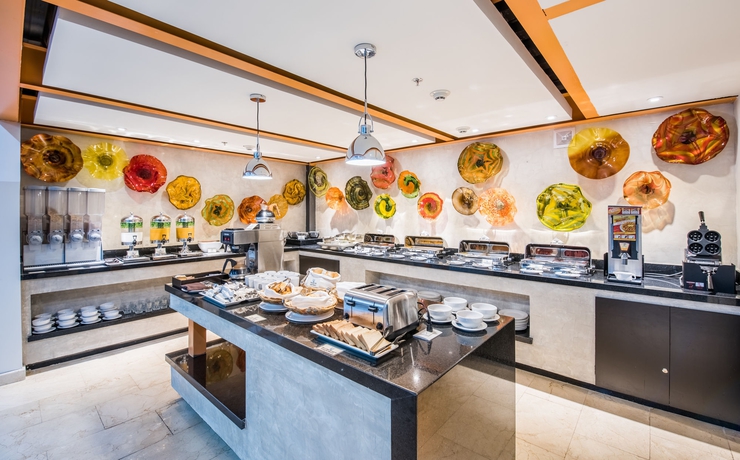 Imagen del bar/restaurante del Hotel Wyndham Garden Guadalajara Expo. Foto 2