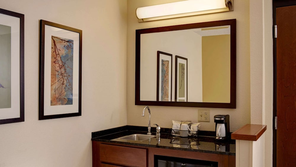 Imagen de la habitación del Hotel Wyndham Garden Kansas City Airport. Foto 7