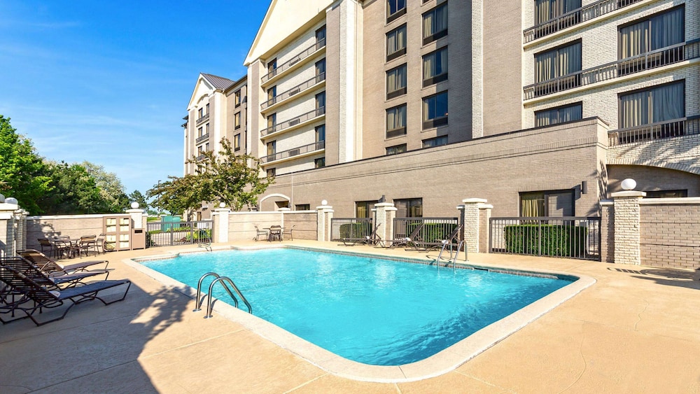 Imagen de la piscina del Hotel Wyndham Garden Kansas City Airport. Foto 20