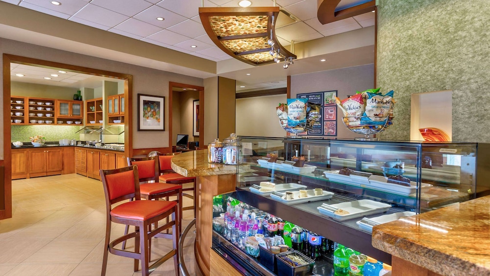 Imagen del bar/restaurante del Hotel Wyndham Garden Kansas City Airport. Foto 2