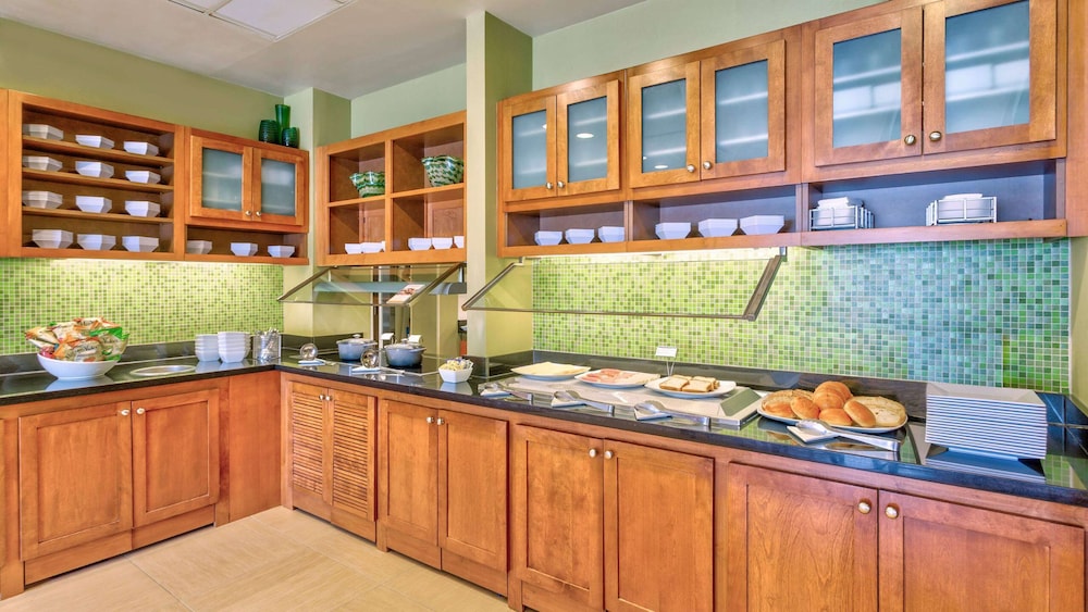 Imagen del bar/restaurante del Hotel Wyndham Garden Kansas City Airport. Foto 3