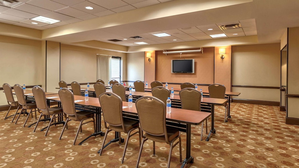 Imagen de los interiores del Hotel Wyndham Garden Kansas City Airport. Foto 18