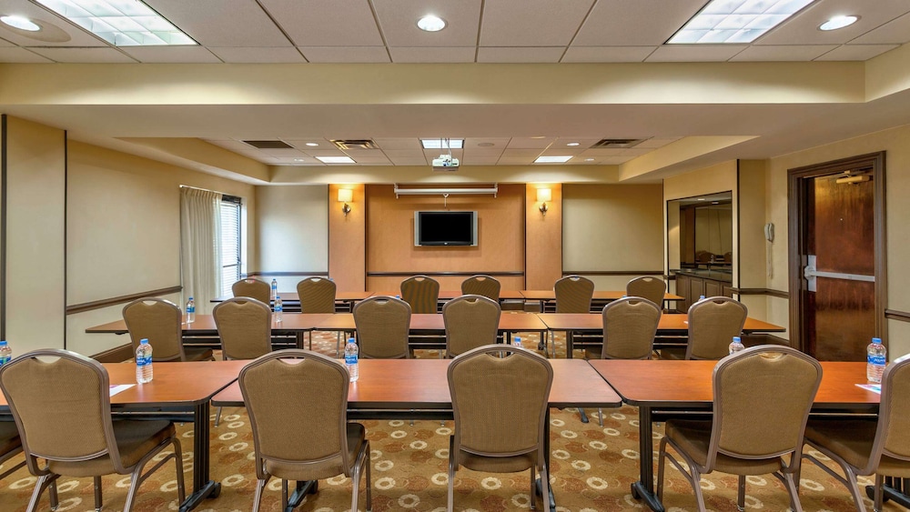 Imagen de los interiores del Hotel Wyndham Garden Kansas City Airport. Foto 19