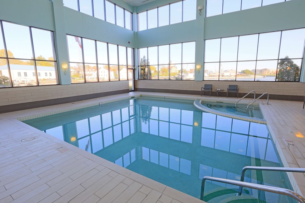 Imagen de la piscina del Hotel Wyndham Garden Kenosha Harborside. Foto 19