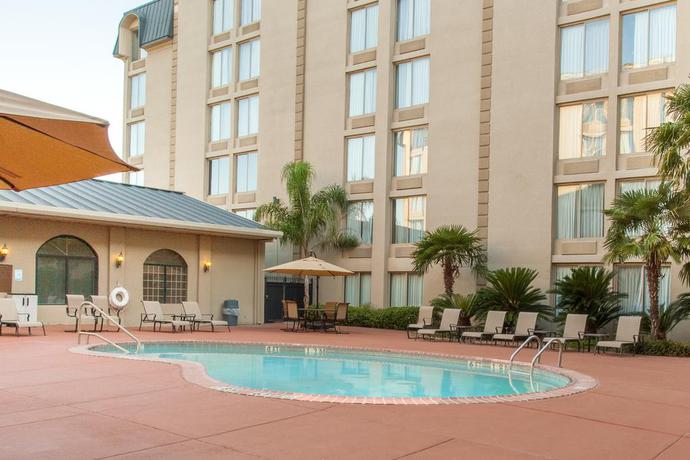 Imagen de la piscina del Hotel Wyndham Garden Lafayette. Foto 9