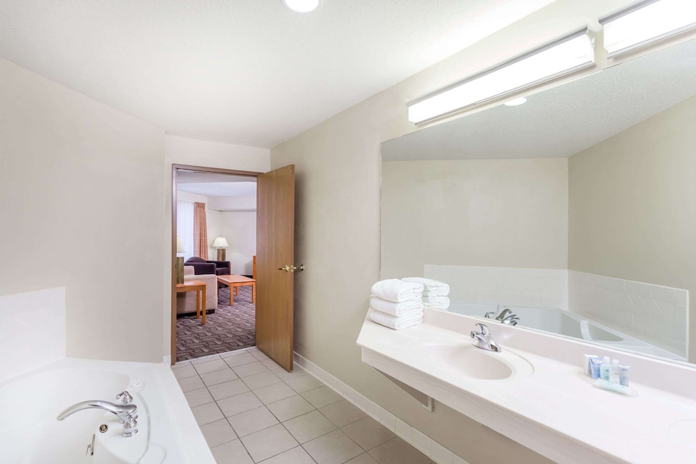 Imagen de la habitación del Hotel Wyndham Garden Madison Fitchburg. Foto 12