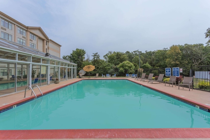 Imagen de la piscina del Hotel Wyndham Garden Manassas. Foto 17