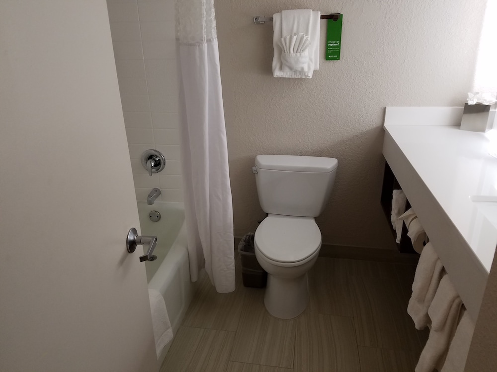 Imagen de la habitación del Hotel Wyndham Garden Marietta Atlanta North. Foto 12