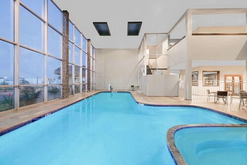 Imagen de la piscina del Hotel Wyndham Garden Midland. Foto 17