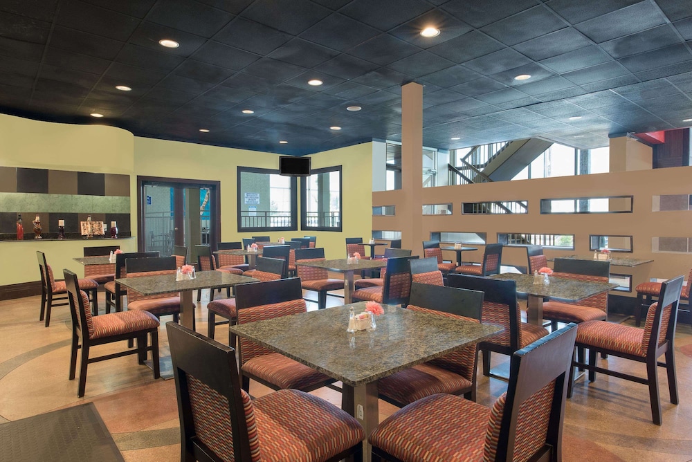 Imagen del bar/restaurante del Hotel Wyndham Garden Midland. Foto 6