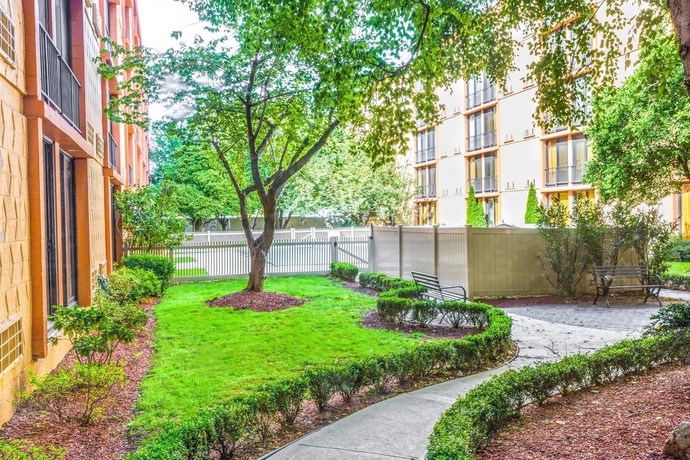 Imagen de los exteriores del Hotel Wyndham Garden Newark Airport. Foto 9