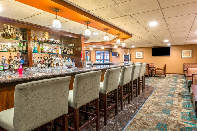 Imagen del bar/restaurante del Hotel Wyndham Garden Newark Airport. Foto 4