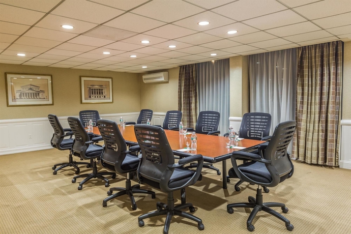 Imagen de los interiores del Hotel Wyndham Garden Newark Airport. Foto 10