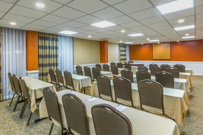 Imagen de los interiores del Hotel Wyndham Garden Newark Airport. Foto 13