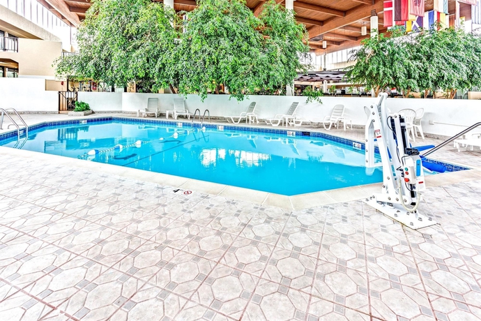 Imagen de la piscina del Hotel Wyndham Garden Romulus Detroit Metro Airport. Foto 16